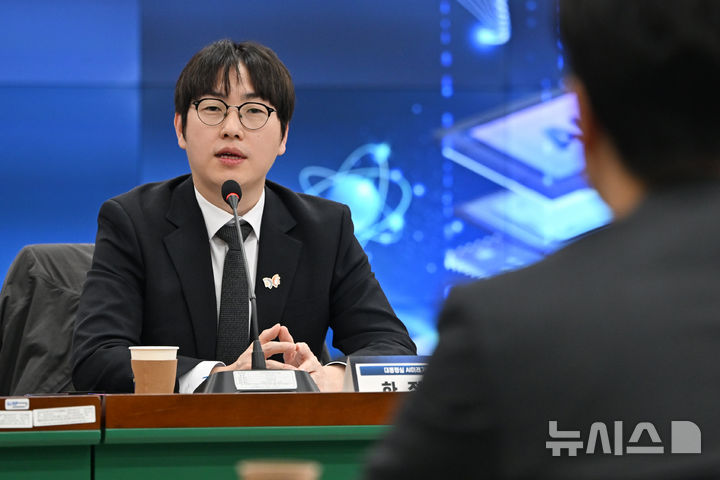 [광주=뉴시스] 이영주 기자 = 하정우 대통령실 AI미래기술수석이 27일 오후 광주 북구 전남대학교 대학본부에서 열린 과학기술정보통신부의 연구개발 생태계 혁신방안 수립을 위한 현장간담회에 참여해 인사말하고 있다. 2025.10.27. leeyj2578@newsis.com