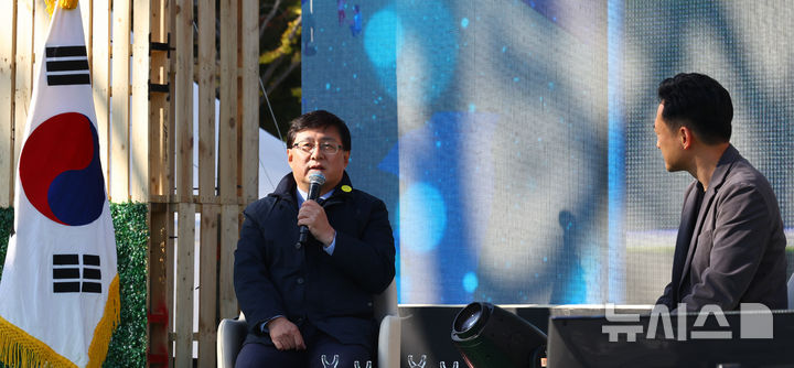 [서울=뉴시스] 박주성 기자 = 김성환 기후에너지환경부 장관이 27일 서울 광화문광장에서 열린 제3회 지구하다 페스티벌 개막식에 참석해 정수종 서울대학교 교수와 토크 콘서트를 하고 있다. 2025.10.27. park7691@newsis.com