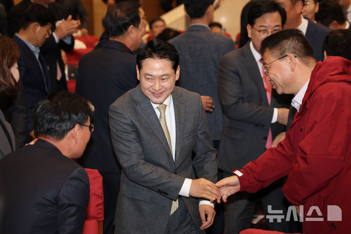 [서울=뉴시스] 김명년 기자 = 장동혁 국민의힘 대표가 27일 오후 서울 여의도 국회 의원회관에서 열린 전국 광역의원 및 강원도 기초의원 연수에서 입장하고 있다. 2025.10.27. kmn@newsis.com