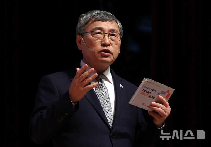 [서울=뉴시스] 이영환 기자 = 정근식 서울시교육감이 10월 27일 오후 서울 중구 이화여고 100주년기념관에서 열린 취임 1주년 성과보고회에 참석해 성과발표를 하고 있다. 2025.10.27. 20hwan@newsis.com