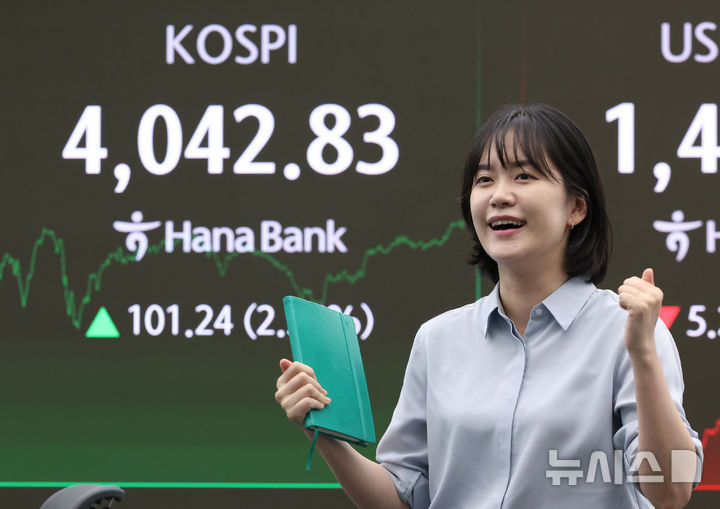 [서울=뉴시스] 황준선 기자 = 코스피가 전 거래일보다 101.24오른 4042.83에 거래를 마친 27일 오후 서울 중구 하나은행 딜링룸 전광판에 지수가 표시돼 있다. 2025.10.27. hwang@newsis.com