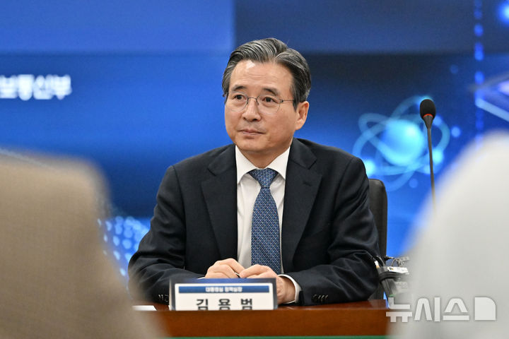 [광주=뉴시스] 이영주 기자 = 김용범 대통령실 정책실장이 27일 오후 광주 북구 전남대학교 대학본부에서 열린 과학기술정보통신부의 연구개발 생태계 혁신방안 수립을 위한 현장간담회에 참여하고 있다. 2025.10.27. leeyj2578@newsis.com