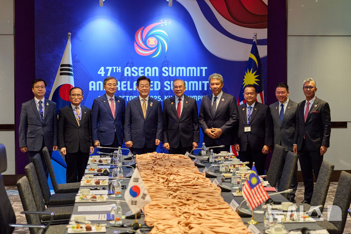 [쿠알라룸푸르=뉴시스] 고범준 기자 = 이재명 대통령과 안와르 이브라힘 말레이시아 총리가 27일(현지 시간) 말레이시아 쿠알라룸푸르 컨벤션 센터에서 한-말레이시아 정상회담에 앞서 참석자들과 기념촬영을 하고 있다. (공동취재) 2025.10.27. bjko@newsis.com