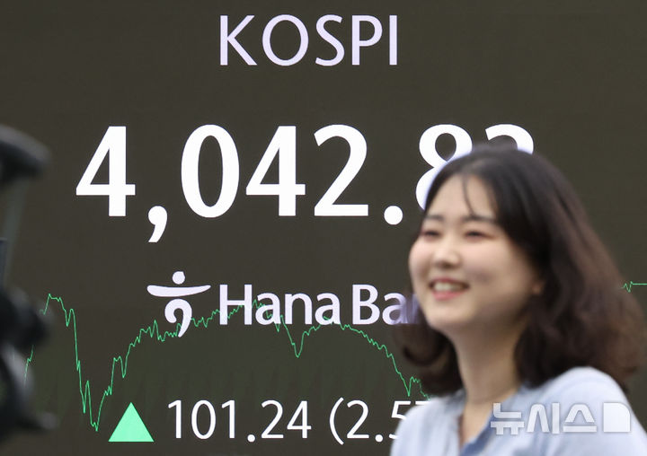 [서울=뉴시스] 황준선 기자 = 코스피가 전 거래일보다 101.24오른 4042.83에 거래를 마친 27일 오후 서울 중구 하나은행 딜링룸 전광판에 지수가 표시돼 있다. 2025.10.27. hwang@newsis.com