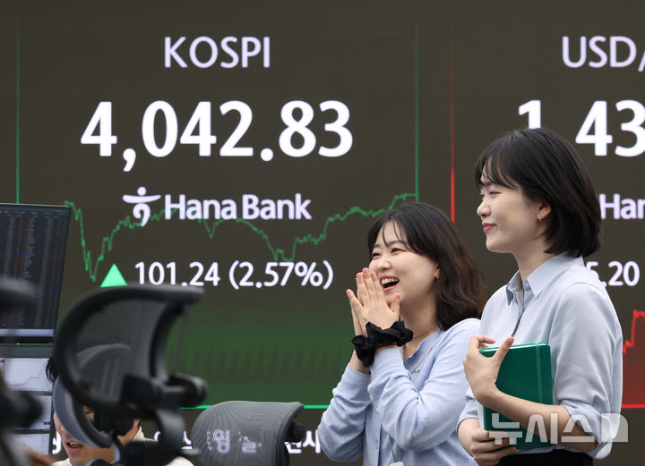 [서울=뉴시스] 황준선 기자 = 코스피가 전 거래일보다 101.24오른 4042.83에 거래를 마친 27일 오후 서울 중구 하나은행 딜링룸 전광판에 지수가 표시돼 있다. 2025.10.27. hwang@newsis.com