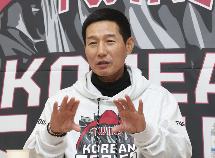 [서울=뉴시스] 김근수 기자 = 염경엽 LG 트윈스 감독이 27일 서울 송파구 잠실야구장에서 열린 2025 KBO 한국시리즈 2차전 한화 이글스와 LG 트윈스의 경기에 앞서 기자회견을 하고 있다. (사진= LG트윈스 제공) 2025.10.27. photo@newsis.com *재판매 및 DB 금지