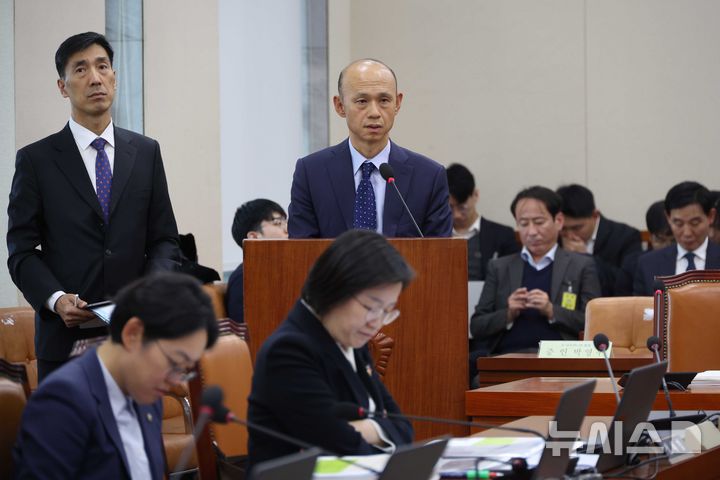 [서울=뉴시스] 조성봉 기자 = 권병희 고용노동부 대구지방고용노동청장이 27일 오후 서울 여의도 국회 기후에너지환경노동위원회에서 열린 경제사회노동위원회 등에 대한 국정감사에서 의원 질의에 답변하고 있다.왼쪽은 손필훈 고용노동부 기획조정실장. 2025.10.27. suncho21@newsis.com