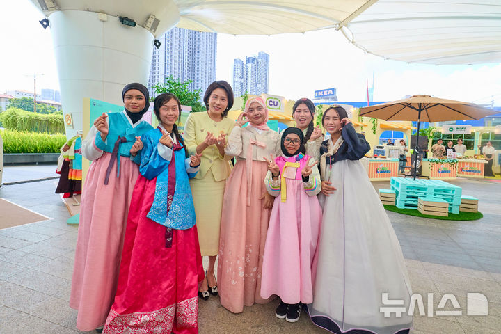 [쿠알라룸푸르=뉴시스] 고범준 기자 = 김혜경 여사가 27일(현지 시간) 말레이시아 쿠알라룸푸르에서 열린 K-푸드 홍보 행사장을 방문해 한복을 입은 현지 관람객들과 기념촬영을 하고 있다. (공동취재) 2025.10.27. bjko@newsis.com