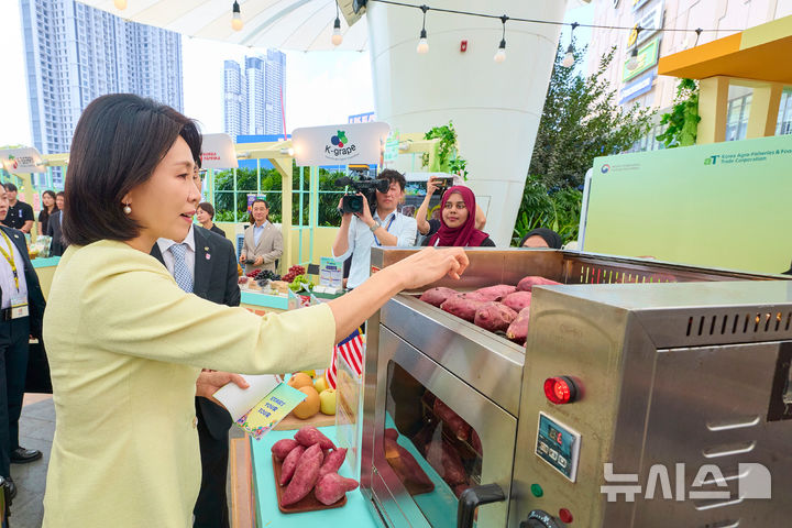 [쿠알라룸푸르=뉴시스] 고범준 기자 = 김혜경 여사가 27일(현지 시간) 말레이시아 쿠알라룸푸르에서 열린 K-푸드 홍보 행사장을 방문해 전시 부스를 둘러보고 있다. (공동취재) 2025.10.27. bjko@newsis.com