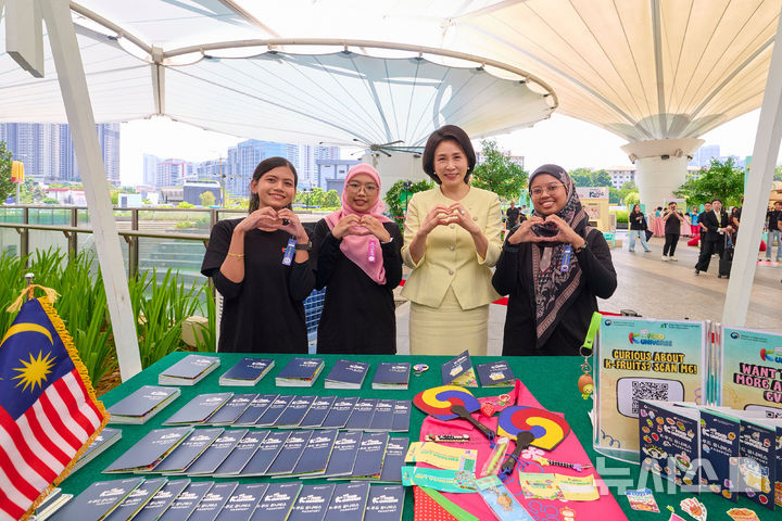 [쿠알라룸푸르=뉴시스] 고범준 기자 = 김혜경 여사가 27일(현지 시간) 말레이시아 쿠알라룸푸르에서 열린 K-푸드 홍보 행사장을 방문해 관계자들과 기념촬영을 하고 있다. (공동취재) 2025.10.27. bjko@newsis.com