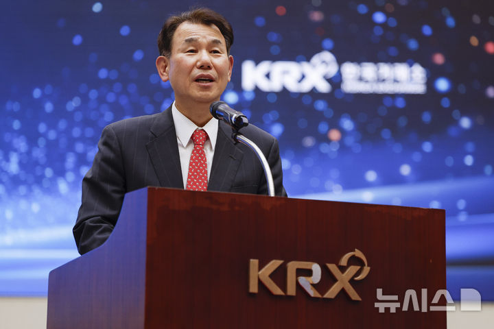 [서울=뉴시스] 권창회 기자 = 정은보 한국거래소 이사장이 27일 서울 영등포구 KRX 한국거래소 서울사무소에서 열린 코스피 사상 최초 4000 돌파 기념행사에서 인사말을 하고 있다. (공동취재) 2025.10.27. photo@newsis.com