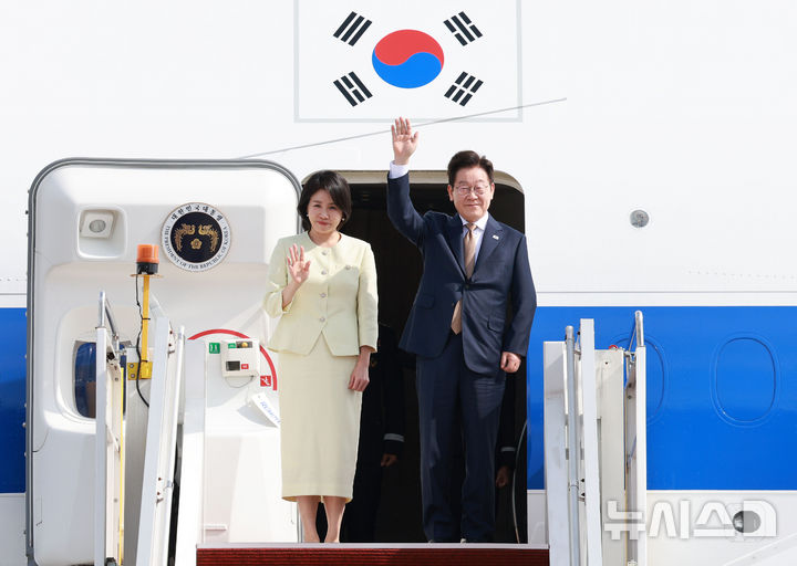 [쿠알라룸푸르=뉴시스] 고범준 기자 = 아세안 정상회의 일정을 마친 이재명 대통령과 김혜경 여사가 27일(현지 시간) 말레이시아 쿠알라룸푸르 국제공항에서 공군1호기에 탑승해 인사하고 있다. 2025.10.27. bjko@newsis.com