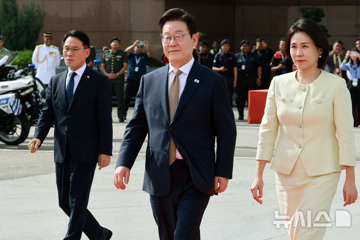 [쿠알라룸푸르=뉴시스] 고범준 기자 = 아세안 정상회의 일정을 마친 이재명 대통령과 김혜경 여사가 27일(현지 시간) 말레이시아 쿠알라룸푸르 국제공항에서 공군1호기로 향하고 있다. 2025.10.27. bjko@newsis.com