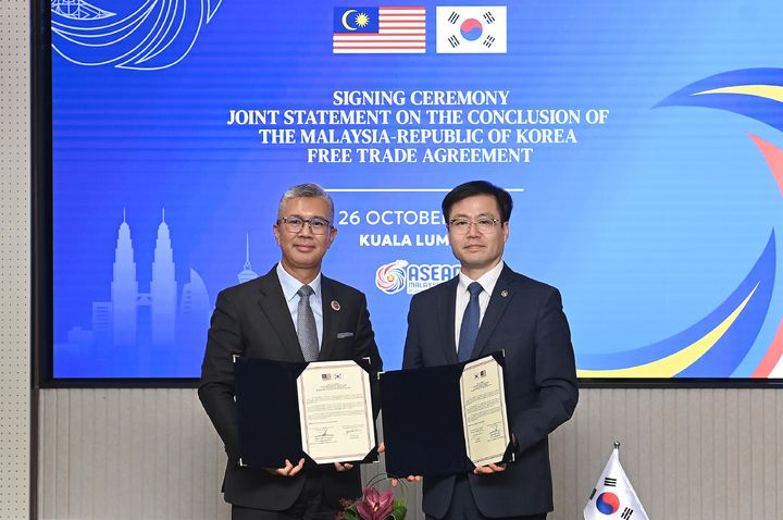 [서울=뉴시스] 황준선 기자 = 여한구(오른쪽) 산업통상부 통상교섭본부장과 뜽쿠 자프룰(Tengku Zafrul) 말레이시아 투자통상산업부 장관이 26일(현지시간) 말레이시아 쿠알라룸푸르 국제컨벤션센터(KLCC)에서 2025 한-아세안 정상회의 계기로 열린 한-말레이시아 FTA 타결 공동선언문 서명식에서 기념촬영을 하고 있다. (사진=산업통상부 제공) 2025.10.27. photo@newsis.com *재판매 및 DB 금지