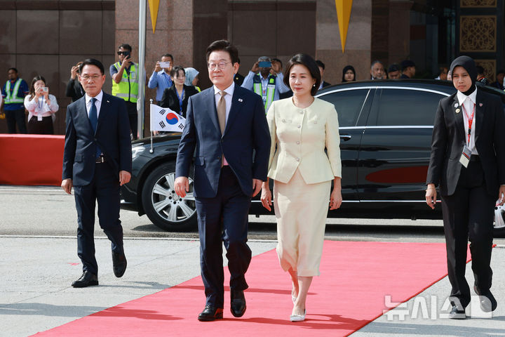 [쿠알라룸푸르=뉴시스] 고범준 기자 = 아세안 정상회의 일정을 마친 이재명 대통령과 김혜경 여사가 27일(현지 시간) 말레이시아 쿠알라룸푸르 국제공항에서 공군1호기로 향하고 있다. 2025.10.27. bjko@newsis.com