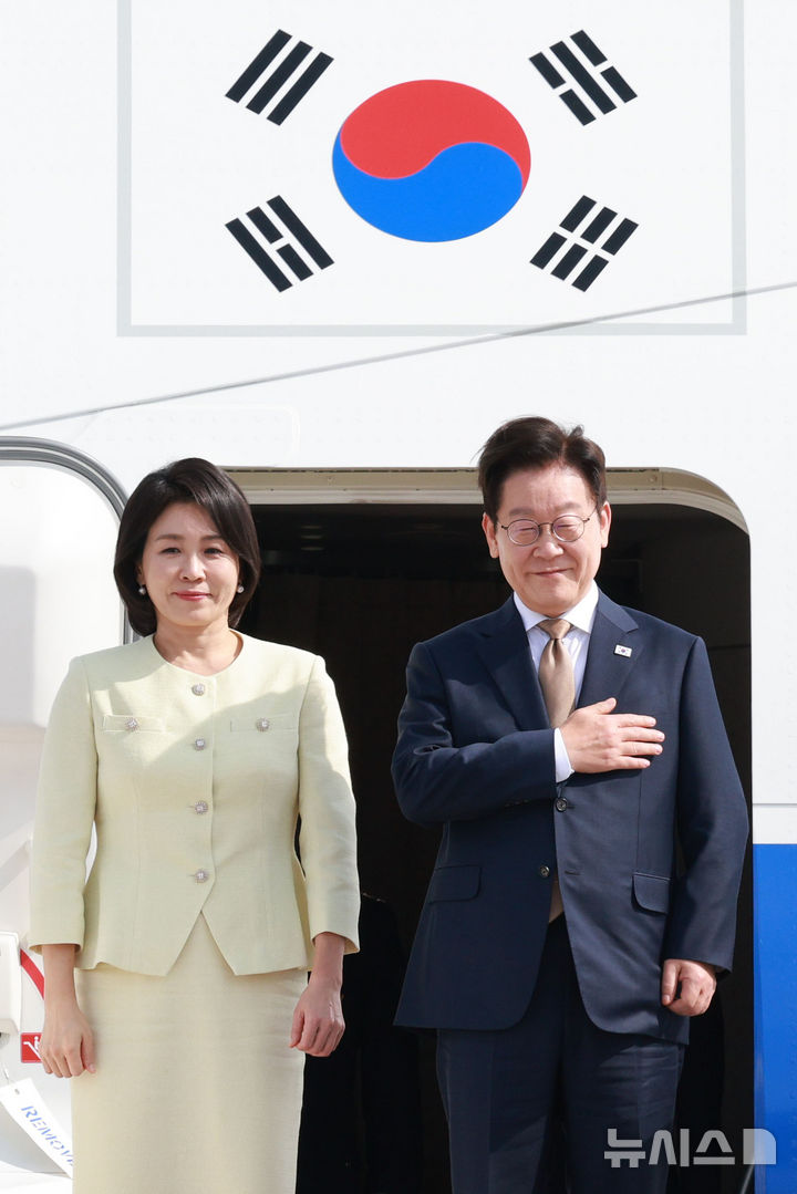 [쿠알라룸푸르=뉴시스] 고범준 기자 = 아세안 정상회의 일정을 마친 이재명 대통령과 김혜경 여사가 27일(현지 시간) 말레이시아 쿠알라룸푸르 국제공항에서 공군1호기에 탑승해 인사하고 있다. 2025.10.27. bjko@newsis.com