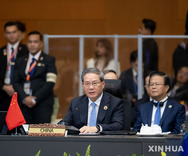 [쿠알라룸푸르(말레이시아)=신화/뉴시스]리창(李强) 중국 총리가 27일 말레이시아 쿠알라룸푸르에서 열린 제28차 동남아국가연합(아세안) 플러스 3 정상회의에 참석하고 있다. 그는 다자간 무역 시스템을 더욱 확고하게 보존할 것을 촉구하면서 중국은 항상 아세안의 중심성을 지지하고 진정한 다자주의를 지키기 위해 모든 당사국과 협력할 준비가 되어 있다고 말했다. 2025.10.27.