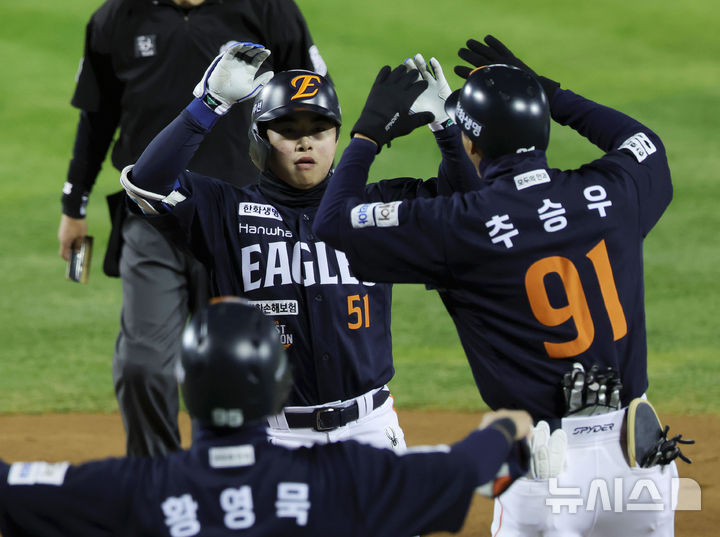 [서울=뉴시스] 홍효식 기자 = 27일 오후 서울 송파구 잠실야구장에서 열린 2025 KBO 한국시리즈 2차전 한화 이글스와 LG 트윈스의 경기, 1회초 1사 1루 상황에서 한화 문현빈이 투런포를 친 뒤 동료들과 기뻐하고 있다. 2025.10.27. yesphoto@newsis.com