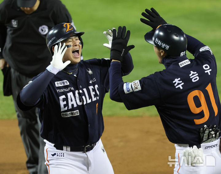 [서울=뉴시스] 홍효식 기자 = 27일 오후 서울 송파구 잠실야구장에서 열린 2025 KBO 한국시리즈 2차전 한화 이글스와 LG 트윈스의 경기, 1회초 1사 주자없는 상황에서 한화 노시환이 솔로포를 친 뒤 기뻐하고 있다. 2025.10.27. yesphoto@newsis.com
