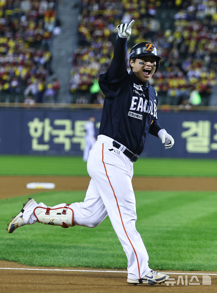 [서울=뉴시스] 최진석 기자 = 27일 오후 서울 송파구 잠실야구장에서 열린 2025 KBO 한국시리즈 2차전 한화 이글스와 LG 트윈스의 경기, 1회초 1사 상황 한화 노시환이 솔로 홈런을 치고 기뻐하고 있다. 2025.10.27. myjs@newsis.com