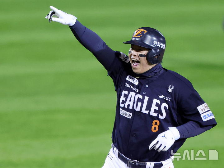 [서울=뉴시스] 홍효식 기자 = 27일 오후 서울 송파구 잠실야구장에서 열린 2025 KBO 한국시리즈 2차전 한화 이글스와 LG 트윈스의 경기, 1회초 1사 주자없는 상황에서 한화 노시환이 솔로포를 친 뒤 기뻐하고 있다. 2025.10.27. yesphoto@newsis.com