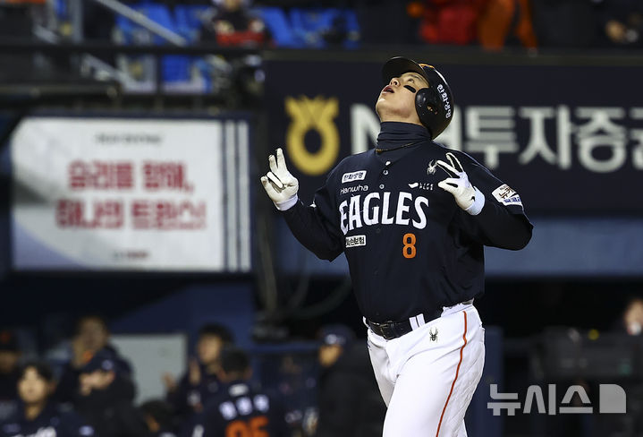 [서울=뉴시스] 김근수 기자 = 27일 오후 서울 송파구 잠실야구장에서 열린 2025 KBO 한국시리즈 2차전 한화 이글스와 LG 트윈스의 경기, 1회초 1사 주자없는 상황에서 한화 노시환이 솔로홈런을 치고 베이스를 돌고 있다. 2025.10.27. ks@newsis.com