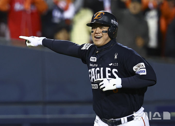 [서울=뉴시스] 김근수 기자 = 27일 오후 서울 송파구 잠실야구장에서 열린 2025 KBO 한국시리즈 2차전 한화 이글스와 LG 트윈스의 경기, 1회초 1사 주자없는 상황에서 한화 노시환이 솔로홈런을 치고 베이스를 돌고 있다. 2025.10.27. ks@newsis.com