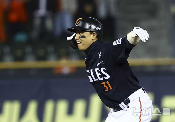 [서울=뉴시스] 김근수 기자 = 27일 오후 서울 송파구 잠실야구장에서 열린 2025 KBO 한국시리즈 2차전 한화 이글스와 LG 트윈스의 경기, 1회초 2사 주자 없는 상황에서 한화 손아섭이 2루타를 치고 세리머니를 하고 있다. 2025.10.27. ks@newsis.com