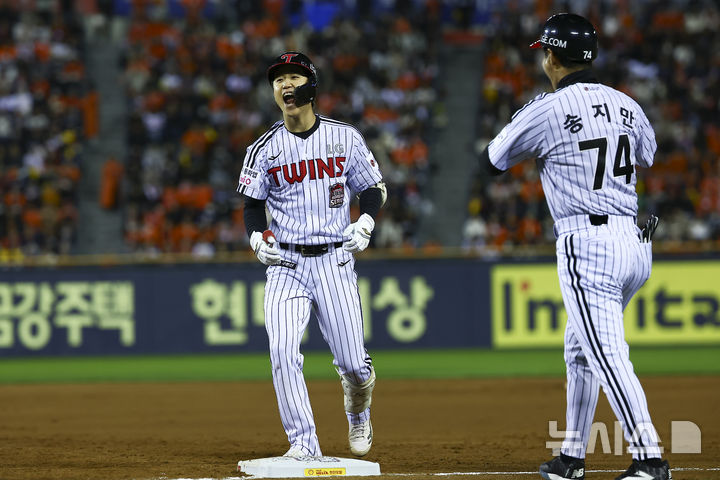 [서울=뉴시스] 김근수 기자 = 27일 오후 서울 송파구 잠실야구장에서 열린 2025 KBO 한국시리즈 2차전 한화 이글스와 LG 트윈스의 경기, 2회말 무사 주자 2,3루상황에서 LG구본혁이 동점 2타점 적시타를 치고 기뻐하고 있다. 2025.10.27. ks@newsis.com