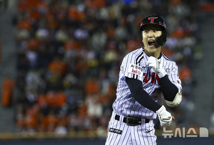 [서울=뉴시스] 김근수 기자 = 27일 오후 서울 송파구 잠실야구장에서 열린 2025 KBO 한국시리즈 2차전 한화 이글스와 LG 트윈스의 경기, 2회말 무사 주자 2,3루상황에서 LG구본혁이 동점 2타점 적시타를 치고 기뻐하고 있다. 2025.10.27. ks@newsis.com