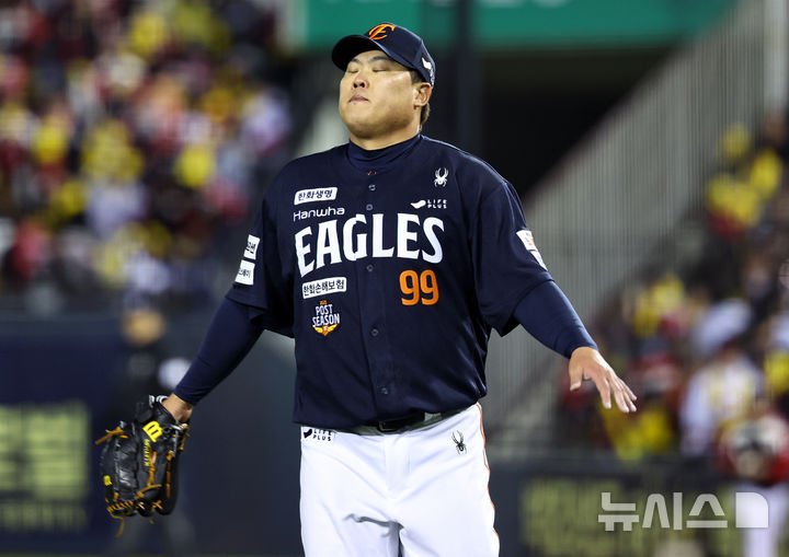 [서울=뉴시스] 최진석 기자 = 27일 오후 서울 송파구 잠실야구장에서 열린 2025 KBO 한국시리즈 2차전 한화 이글스와 LG 트윈스의 경기, 2회말 한화 선발투수 류현진이 5실점으로 이닝을 마친 뒤 아쉬워하고 있다. 2025.10.27. myjs@newsis.com