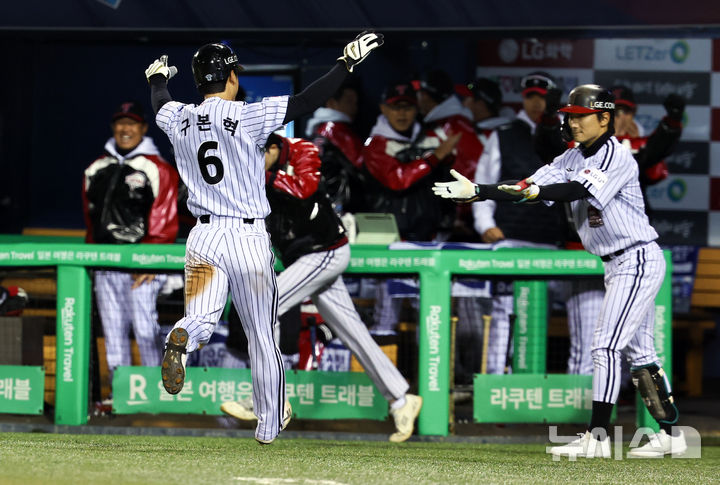 [서울=뉴시스] 최진석 기자 = 27일 오후 서울 송파구 잠실야구장에서 열린 2025 KBO 한국시리즈 2차전 한화 이글스와 LG 트윈스의 경기, 2회말 1사 2루 상황 2루주자 LG 구본혁이 역전 득점 후 기뻐하고 있다. 2025.10.27. myjs@newsis.com