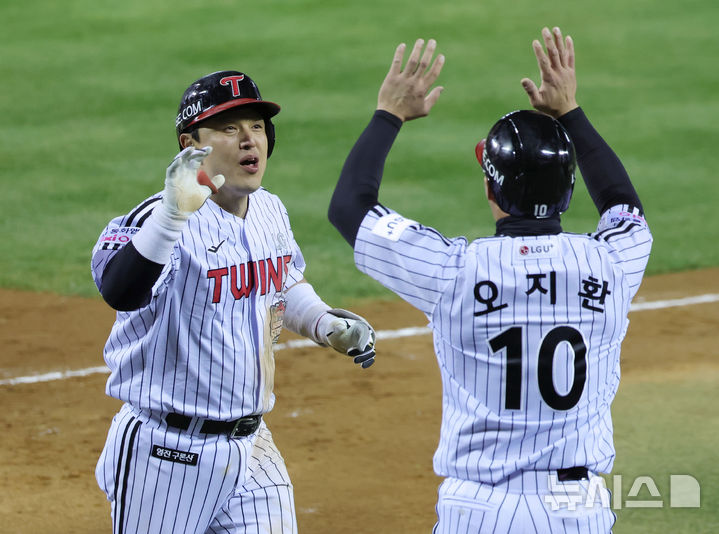 2년 전 그대로…'결승 투런포' LG 박동원, 2차전 승리 견인[KS]