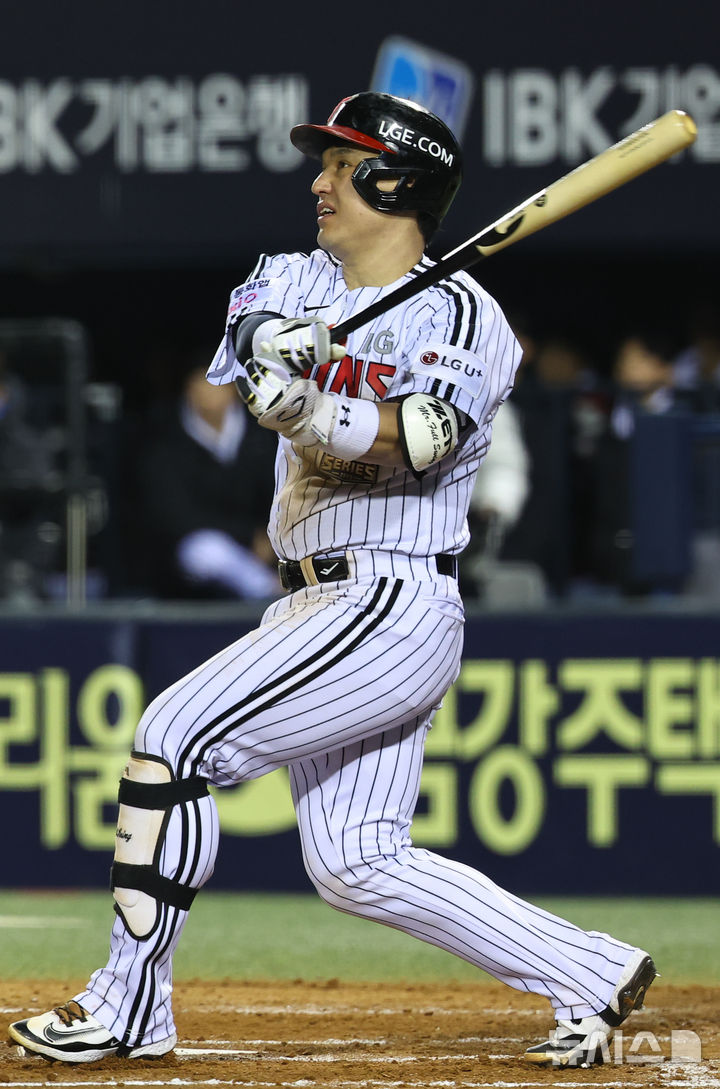 [서울=뉴시스] 최진석 기자 = 27일 오후 서울 송파구 잠실야구장에서 열린 2025 KBO 한국시리즈 2차전 한화 이글스와 LG 트윈스의 경기, 3회말 2사 1루 상황 LG 박동원이 투런홈런을 치고 타구를 바라보고 있다. 2025.10.27. myjs@newsis.com