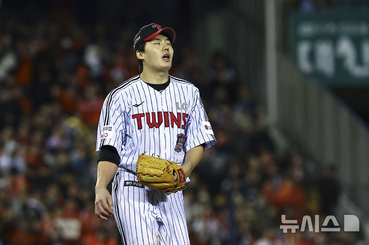 [서울=뉴시스] 김근수 기자 = 27일 오후 서울 송파구 잠실야구장에서 열린 2025 KBO 한국시리즈 2차전 한화 이글스와 LG 트윈스의 경기, 4회초 LG 선발 임찬규가 한화 황영묵에게 볼넷을 내주자 아쉬워하고 있다. 2025.10.27. ks@newsis.com
