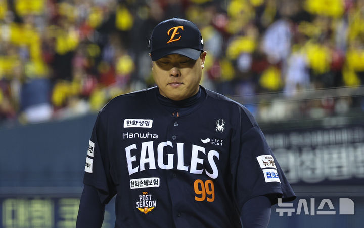 [서울=뉴시스] 최진석 기자 = 27일 오후 서울 송파구 잠실야구장에서 열린 2025 KBO 한국시리즈 2차전 한화 이글스와 LG 트윈스의 경기, 3회말 한화 류현진이 2실점하며 이닝을 마치고 더그아웃으로 들어가고 있다. 2025.10.27. myjs@newsis.com