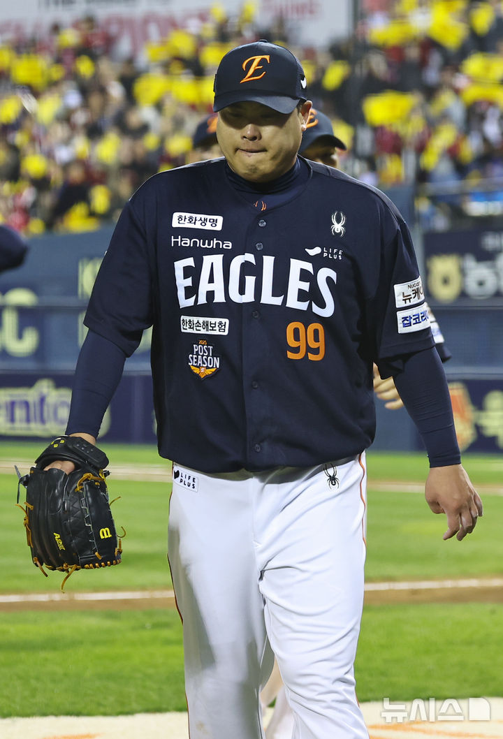 [서울=뉴시스] 최진석 기자 = 27일 오후 서울 송파구 잠실야구장에서 열린 2025 KBO 한국시리즈 2차전 한화 이글스와 LG 트윈스의 경기, 3회말 한화 류현진이 2실점하며 이닝을 마치고 더그아웃으로 들어가고 있다. 2025.10.27. myjs@newsis.com