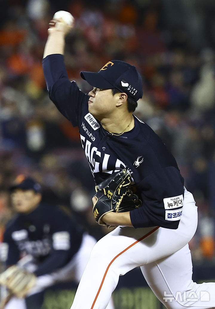 [서울=뉴시스] 김근수 기자 = 27일 오후 서울 송파구 잠실야구장에서 열린 2025 KBO 한국시리즈 2차전 한화 이글스와 LG 트윈스의 경기, 4회말 한화 두번째 투수 김종수가 공을 던지고 있다. 2025.10.27. ks@newsis.com