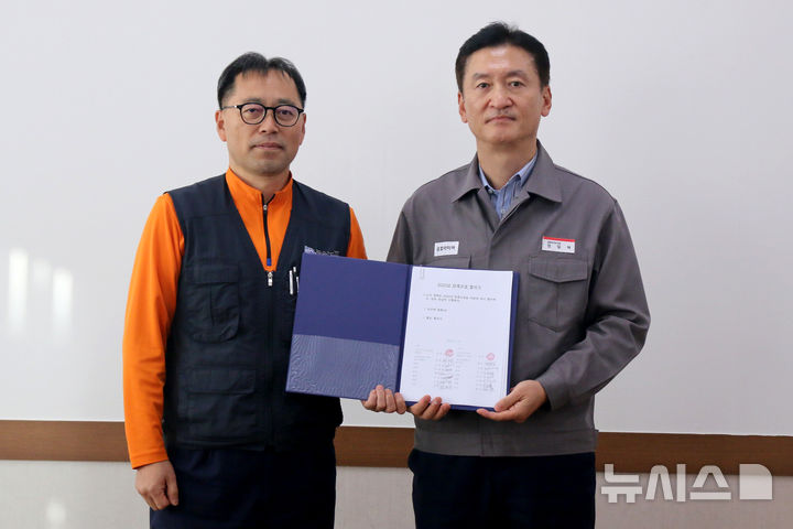 [광주=뉴시스] 금호타이어 2025 단체교섭 조인식에서 정일택 대표이사(사진 오른쪽)와 황용필 노조 대표지회장이 서명한 합의서를 교환하고 기념촬영을 하고 있다. (사진=금호타이어 제공). photo@newsis.com *재판매 및 DB 금지