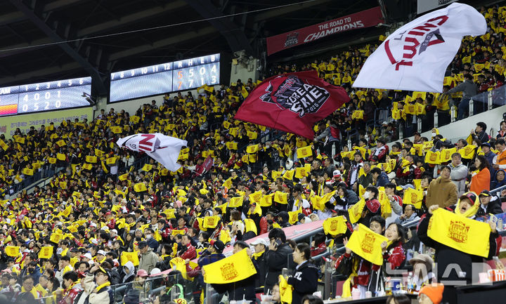 [서울=뉴시스] 홍효식 기자 = 27일 오후 서울 송파구 잠실야구장에서 열린 2025 KBO 한국시리즈 2차전 한화 이글스와 LG 트윈스의 경기, 팬들이 응원하고 있다. 한국야구위원회(KBO)는 27일 잠실구장에서 벌어진 한화 이글스와 LG 트윈스의 2025 신한 쏠뱅크 KBO 포스트시즌 KS 2차전 입장권 2만3750장이 모두 팔렸다고 밝혔다. 포스트시즌은 2023년 LG와 KT 위즈의 KS 1차전부터 34경기 연속 매진을 달성하며 연속 경기 매진 신기록 행진을 이어갔다. KS 기준으로는 2022년 SSG 랜더스와 키움 히어로즈의 KS 1차전부터 18경기 연속 매진이다. 2025.10.27. yesphoto@newsis.com