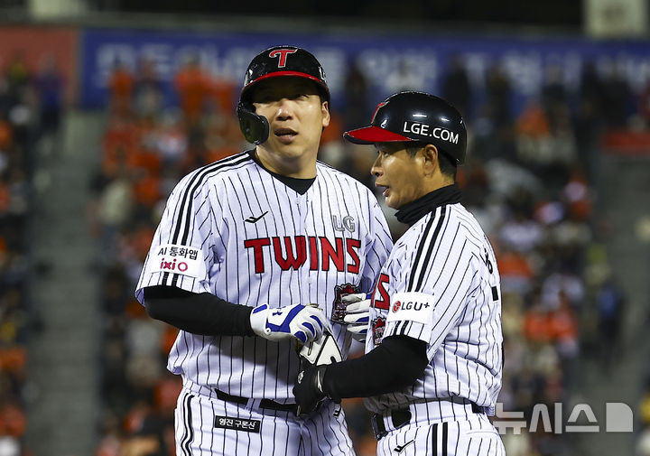[서울=뉴시스] 김근수 기자 = 27일 오후 서울 송파구 잠실야구장에서 열린 2025 KBO 한국시리즈 2차전 한화 이글스와 LG 트윈스의 경기, 4회말 2사 주자 1,2루 상황에서 LG 김현수가 볼넷을 기록해 1루로 향하고 있다.&nbsp; LG 김현수는 49개 볼넷을 기록해 프로야구 포스트시즌 최다 신기록을 작성했다. 2025.10.27. ks@newsis.com