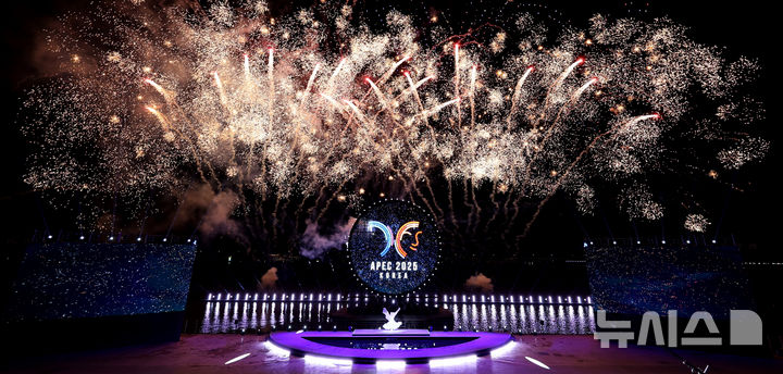 [경주=뉴시스] 이무열 기자 = 2025 경주 아시아태평양경제협력체(APEC) 정상회의 기념 멀티미디어쇼가 27일 경북 경주시 보문 관광단지 수상공연장에서 열려 미디어아트와 레이저, 불꽃쇼, 드론쇼 등을 활용한 경관쇼가 보문호 밤하늘을 수놓고 있다. 2025.10.27. lmy@newsis.com