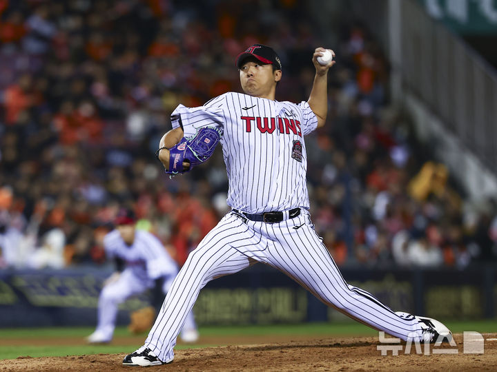 [서울=뉴시스] 김근수 기자 = 27일 오후 서울 송파구 잠실야구장에서 열린 2025 KBO 한국시리즈 2차전 한화 이글스와 LG 트윈스의 경기, 6회초 LG 송승기가 공을 던지고 있다. 2025.10.27. ks@newsis.com