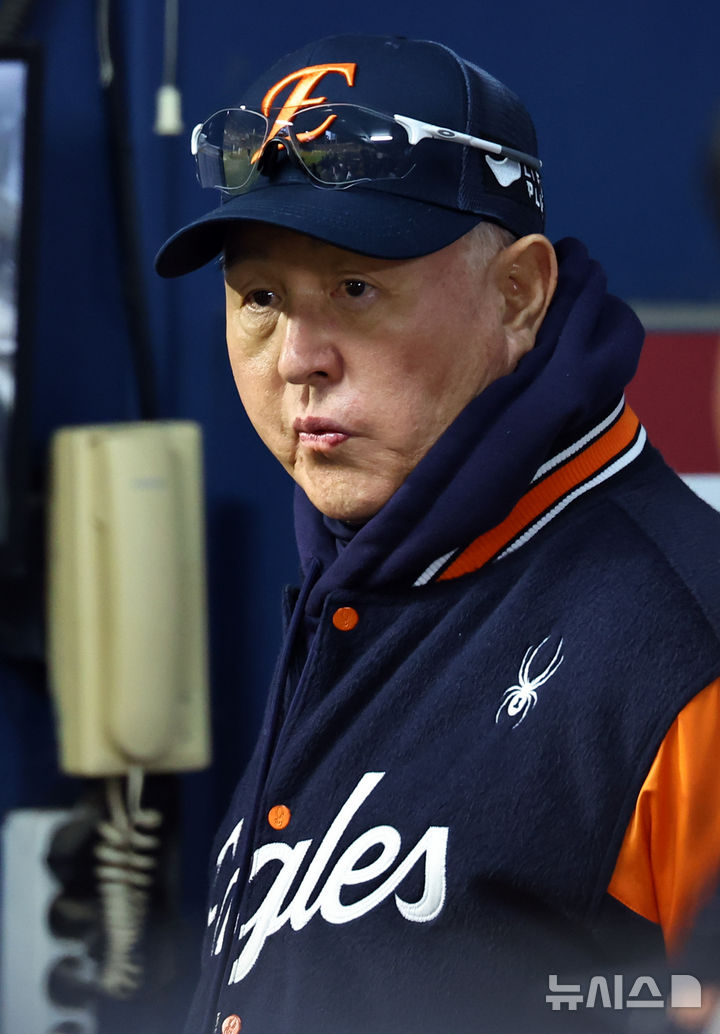 [서울=뉴시스] 최진석 기자 = 27일 오후 서울 송파구 잠실야구장에서 열린 2025 KBO 한국시리즈 2차전 한화 이글스와 LG 트윈스의 경기, 한화 김경문 감독이 선수들을 바라보고 있다. 2025.10.27. myjs@newsis.com