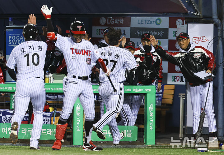 [서울=뉴시스] 최진석 기자 = 27일 오후 서울 송파구 잠실야구장에서 열린 2025 KBO 한국시리즈 2차전 한화 이글스와 LG 트윈스의 경기, 2회말 무사 2,3루상황 LG 염경엽 감독이 동점 득점한 2루주자 박동원을 바라보며 미소짓고 있다. 2025.10.27. myjs@newsis.com
