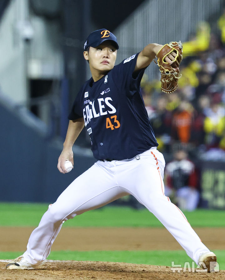 [서울=뉴시스] 최진석 기자 = 27일 오후 서울 송파구 잠실야구장에서 열린 2025 KBO 한국시리즈 2차전 한화 이글스와 LG 트윈스의 경기, 8회말 한화 정우주가 역투하고 있다. 2025.10.27. myjs@newsis.com