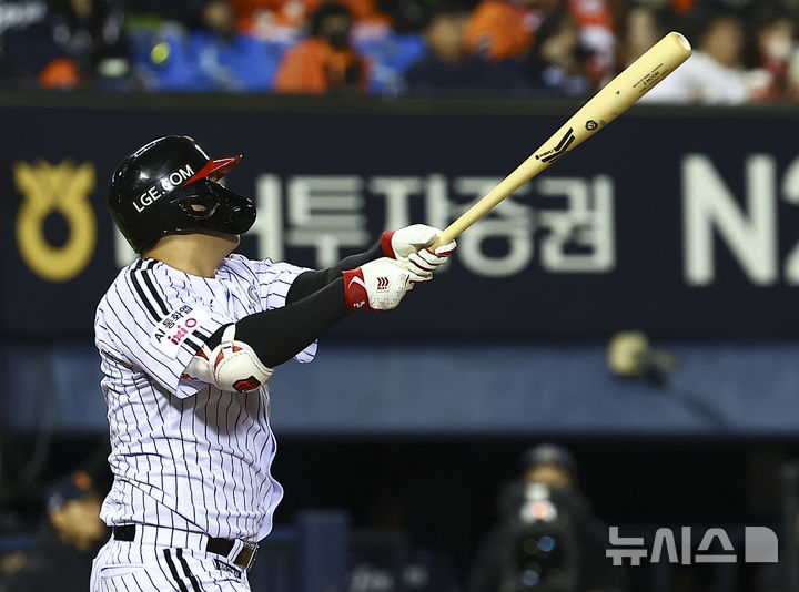 [서울=뉴시스] 김근수 기자 = 27일 오후 서울 송파구 잠실야구장에서 열린 2025 KBO 한국시리즈 2차전 한화 이글스와 LG 트윈스의 경기, 8회말 2사 주자 1루 상황에서 LG 문보경이 투런 홈런을 치고 있다. 2025.10.27. ks@newsis.com