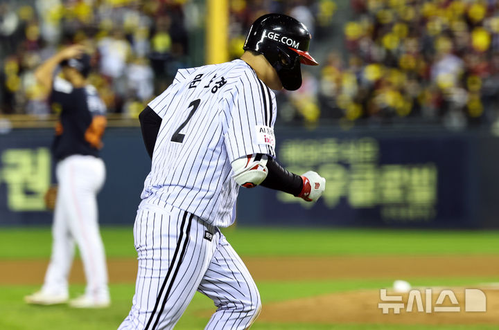 [서울=뉴시스] 최진석 기자 = 27일 오후 서울 송파구 잠실야구장에서 열린 2025 KBO 한국시리즈 2차전 한화 이글스와 LG 트윈스의 경기, 8회말 2사 1루상황 LG 문보경이 투런홈런을 치고 홈으로 향하고 있다. 2025.10.27. myjs@newsis.com