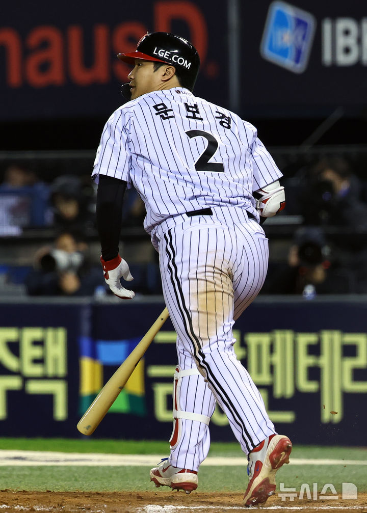 [서울=뉴시스] 최진석 기자 = 27일 오후 서울 송파구 잠실야구장에서 열린 2025 KBO 한국시리즈 2차전 한화 이글스와 LG 트윈스의 경기, 8회말 2사 1루상황 LG 문보경이 투런홈런을 치고 있다. 2025.10.27. myjs@newsis.com