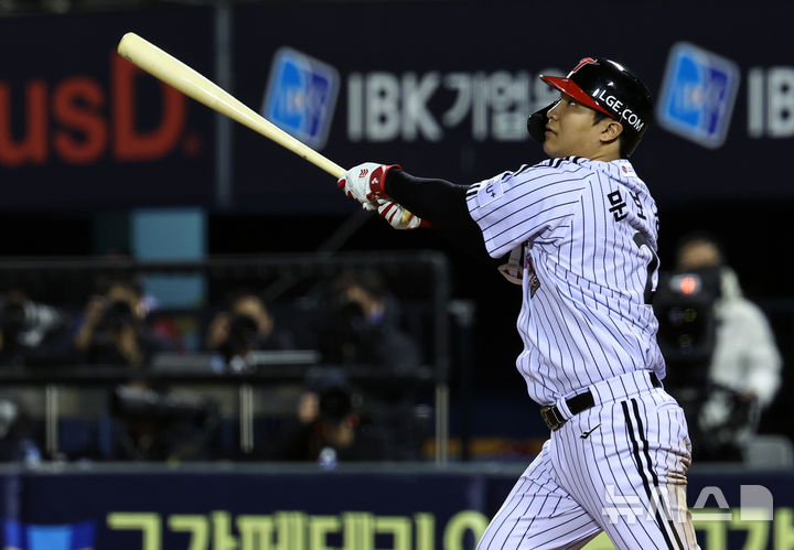 [서울=뉴시스] 최진석 기자 = 27일 오후 서울 송파구 잠실야구장에서 열린 2025 KBO 한국시리즈 2차전 한화 이글스와 LG 트윈스의 경기, 8회말 2사 1루상황 LG 문보경이 투런홈런을 치고 있다. 2025.10.27. myjs@newsis.com